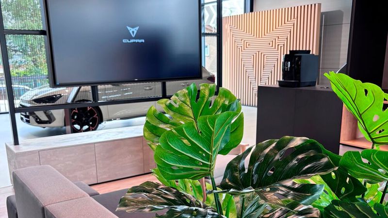 Sitzecken lockern die 360 Quadratmeter große Cupra-Garage auf. (Bild: Wellergruppe)