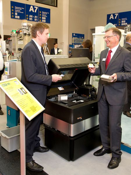 Klaus Geimer (rechts) im Gespräch mit Bastian Weimer, Vertriebsleiter der Encee CAD/CAM Systeme GmbH (Stratasys Gold Partner). (Bild: BOY)