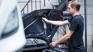 Um Fahrzeugdaten auslesen und Herstellerinformationen erhalten zu können, benötigen Kfz-Werkstätten die entsprechenden Zugänge. (Bild: ProMotor)