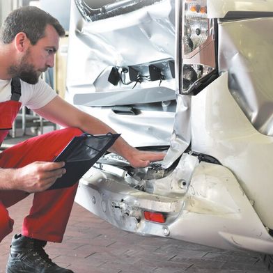 So mancher Händler „vergisst“ nach der Unfallreparatur, dass ein gravierender Schaden vorlag, und verschweigt ihn. Achtung: Das ist Betrug. (Bild: © industrieblick - adobe.stock.com)