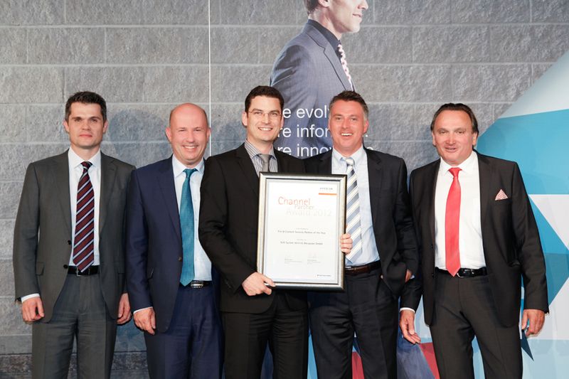 Holger Fröhlich nimmt die Auszeichnung für SVA System Vertrieb Alexander als „File & Content Services Partner of the Year“ entgegen – einem für HDS besonders wichtigen Wachstumsmarkt. v. l.: Michael Heitz (HDS), Cris Duddrige (HDS), Holger Fröhlich (SVA System Vertrieb Alexander), Oliver Vallant (HDS), Xheme Osmanaj (HDS) (HDS)