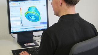 Mittels FEM-Simulation testet dieser IPH-Ingenieur die Umformung eines Stahlkolbens. (Bild: IPH)