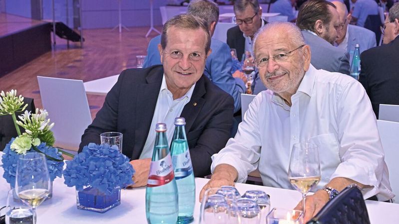 Ehrenpräsident Jürgen Karpinski (rechts, mit ZDK-Vizepräsident Thomas Peckruhn) ist immer noch auf ZDK-Veranstaltungen wie der Bundestagung präsent.(Bild:  Zietz – VCG)