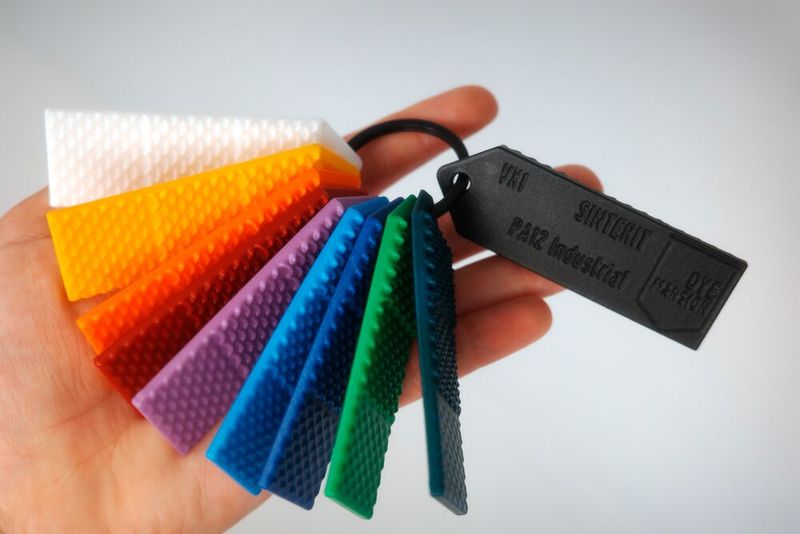 Weiße Sinterit-Teile, die mit dem neuen Bianco1-Drucker hergestellt wurden, kann die DM60 von Dyemansion, nachdem sie die VX1 veredelt hat, weit mehr Farben verleihen als sie hier zur Auswahl stehen. Sinterit-Kunden könnten so erstmals auch farbige Teile odern. (Bild: Dyemansion)