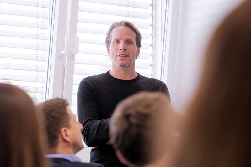 Daniel Groh, wob AG Account Based Marketitng ist das Gegenteil vom klassischen Marketing: Anstatt potenzielle Kunden anzulocken und sie nachzuqualifizieren, bestimmt der Marketer gleich am Anfang, wen er targetieren will und geht diese Personen(gruppen) gezielt an. Dazu sei die enge Zusammenarbeit zwischen Vertrieb, Marketing und Produktentwicklung unerlässlich, erklärt Daniel Groh in seinem Workshop. „Account Based Marketing bringt Marketing und Vertrieb zusammen, um sich auf den Kunden zu konzentrieren“, so Daniel Groh. Jeder Kunde ist anders, deshalb solle jeder eine ganz einzigartige Experience geboten bekommen.  (marconomy © Andreas Burkhardt )