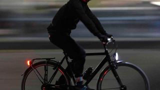 Sehr helle Scheinwerfer lassen Autofahrer automatisch vorsichtiger agieren. (Quelle [´www.pd-f.de / Kay Tkatzik´])