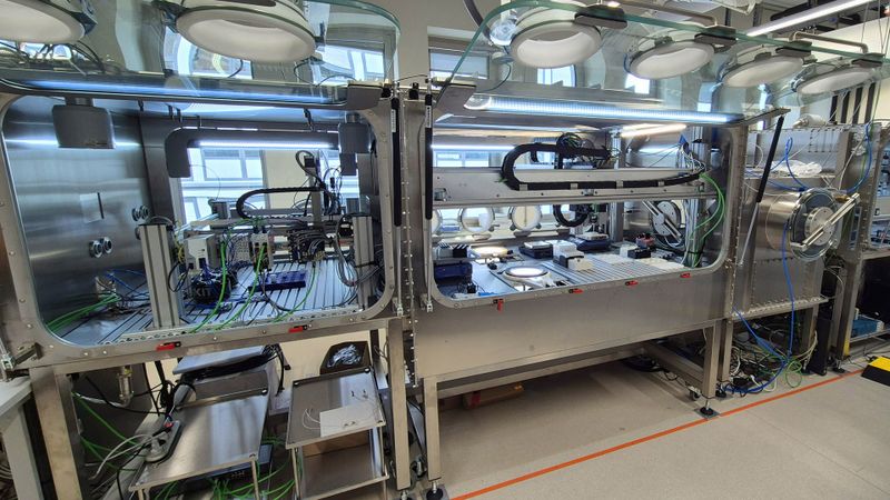 Die Energy Materials Acceleration Platform (E-MAP) des Karlsruher Instituts für Technologie (KIT) ermöglicht robotisch automatisierte Materialexperimente unter Schutzatmosphäre in einem geschlossenen System.(Bild:  Holger Röhm, KIT)