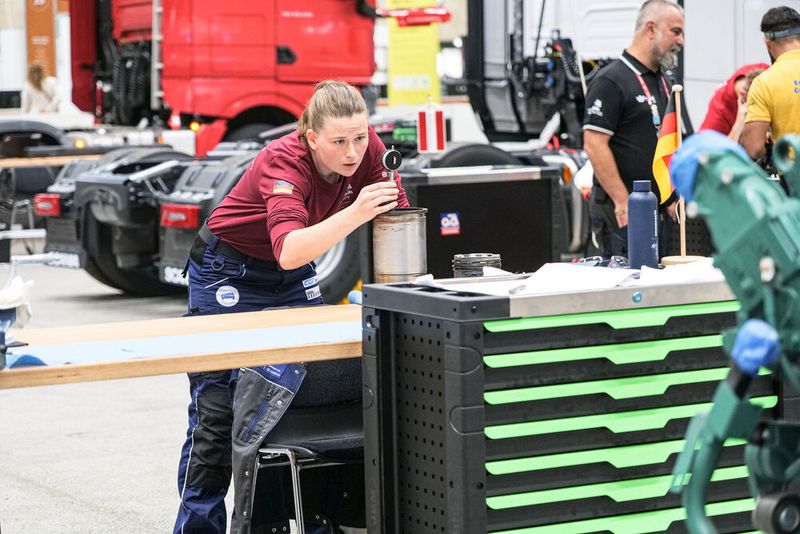 Sie fühlte sich bei den Aufgaben zur Motormechanik am wohlsten. (Bild: Schmidt - VCG)