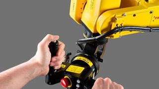 An Robotern wird auch die Funktion „Hand Guidance Function“ demonstriert, mit der Roboter programmiert werden, indem der TCP per Hand verfahren wird und der Bediener erforderliche Bahn- oder Zielpunkte per Knopfdruck eingibt.  (Fanuc)