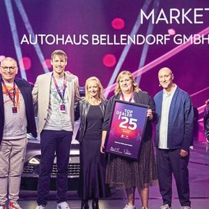 Das Autohaus Bellendorf überzeugt mit unkonventionellen Marketing-Ideen und einen stringenden Social-Media-Einsatz: (v. l.) die Geschäftsführer Christoph und Tobias Bellendorf, Melanie Stöckl (Leiterin Kommunikation bei Seat Deutschland), Katharina Bellendorf (Cupra Master und Social-Media-Leiterin) sowie Giuseppe Fiordispina, Leiter Marketing bei Seat Deutschland.(Bild:  Seat Deutschland)