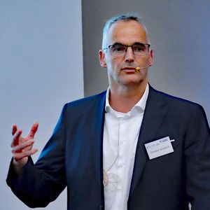 Dass die Digitalisierung kommt und nicht aufzuhalten ist, da ist sich Christian Knobloch, der erste von zwei Rednern an diesem Abend, sehr sicher. (Bild:  VCG – Zietz)