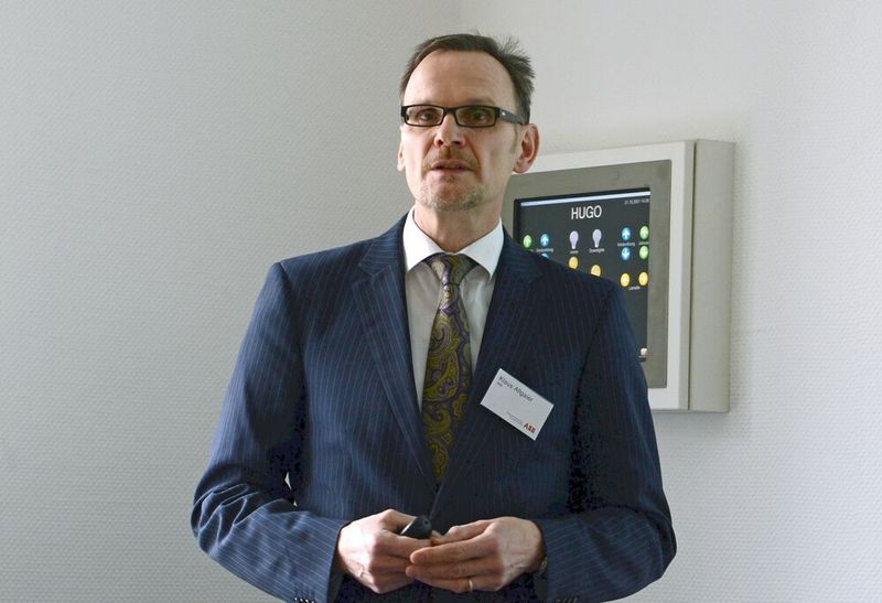 Klaus Allgaier zeigt, dass Frequenzumrichter heute mehr können, als „nur“ die Drehzahl zu regeln. (Bild: Stefanie Michel)