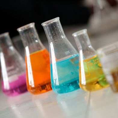 In ihrer Arbeit demonstrieren die Forschenden erstmals ein Sauerstoffübertragungssystem, das durch Licht angetrieben wird und CO2 direkt für die oxidative Spaltung von Alkenen unter Umgebungsbedingungen nutzt. (Bild: frei lizenziert)
