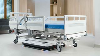 Erste Anwendung: ein autonomer mobiler Roboter, der leere Betten auf eine einzige Anforderung hin zwischen Stationen und Etagen bewegt und Pflegeteams nach Unternehmensangaben mehr als 1300 Arbeitsstunden pro Jahr für die Patientenversorgung zurückgeben soll. (Bild: Neura Robotics)