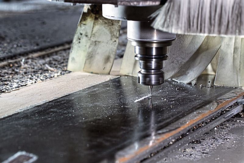 Fräsbearbeitung der CFK-Matten. Die ausgefransten Kanten stammen von dem Schutzgewebe. (Bild: Horn/Sauermann)