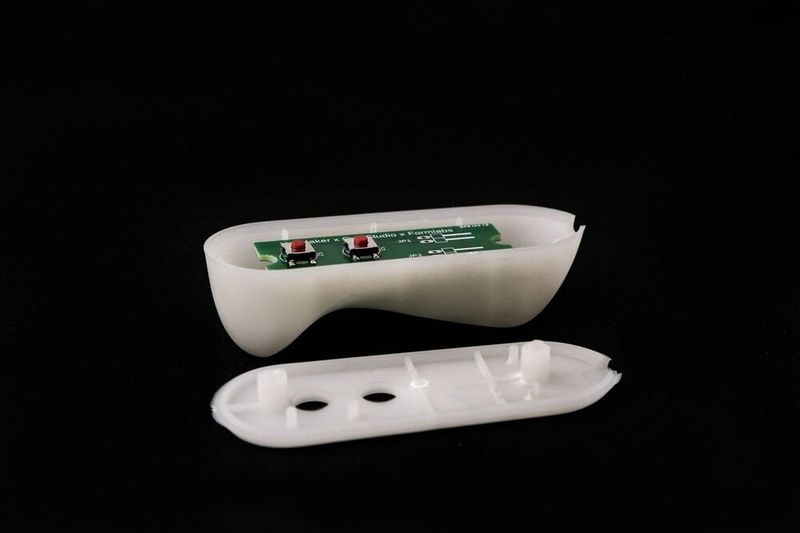 Das ist eine Fernbedienung als Prototyp in Serienwerkstoff, deren Form additiv gefertigt wurde (Aufmacherbild). Das Teil selber entstand im manuellen Spritzguss mit einer Maschine von HoliMaker – der HoliPress. (Bild: HoliMaker)