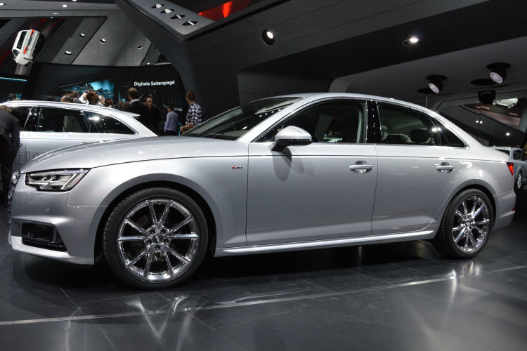 Bei Audi feierte die neue Generation des Volumenmodells A4 Premiere, sowohl als Limousine... (Foto: Achter)