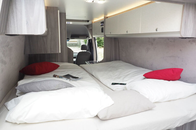 Ein Doppelbett findet sich im Heck des Fahrzeugs, zwei weitere Schlafplätze hat der CL1 unter dem Ausstelldach. (Camperliebe)