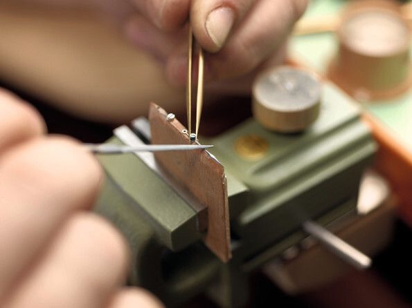 Manuelle Endbearbeitung der selbstgefertigten Uhrenzeiger. (Grossmann Uhren)