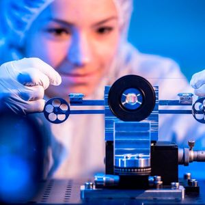 Dr. Sarah Klein beim Einspannen der Faser für den Belichtungsprozess.(Bild:  Fraunhofer ILT, Aachen / Volker Lannert)