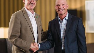 Alfred Weber, Vorsitzender der Geschäftsführung der Mann+Hummel Gruppe (links) mit Keith Wilson, Geschäftsführer der Affinia Group. (Foto: Mann+Hummel)