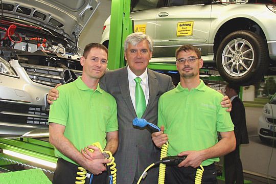 Ist stolz auf den erreichten Wissensstand der Niederlassung: Direktor Walter Müller (Mitte) mit den Kfz-Elektrikern Thomas Krüger (li.) und Gernot Wilsdorf. (MB Berlin)