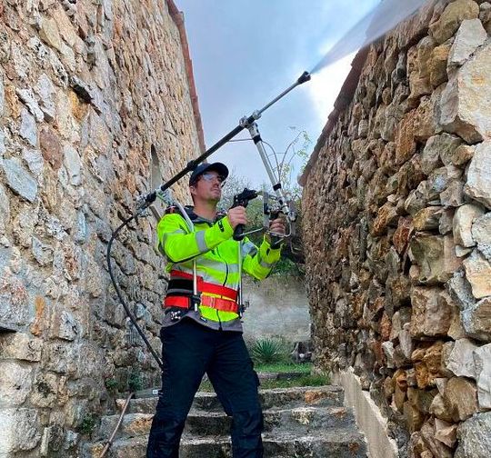 Menschen, die mit Hochdruckreinigern arbeiten, kennen das Problem: Die Geräte sind oft so schwer, dass Rückenschmerzen vorprogrammiert sind. Aufratech hat ein Exoskelett für Benutzer von Hochdruckreinigern entwickelt, das iglidur-Gleitlager und drylin-Lineartechnik nutzt.(Bild:  Igus / Aufratech)