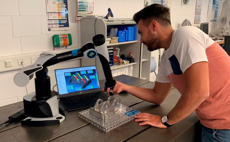 Zum Abschluss des Projekts ist mit dem mobilen KMG Master3DGage eine Erstmusterprüfung an zwei der sechs Teile durchgeführt worden. Auch wurde ein finaler Erstmusterprüfbericht in Verisurf erstellt und als PDF ausgegeben. (Bild: Verisurf)