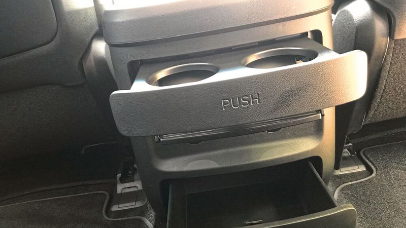 Auf der Rückseite der Mittelkonsole befinden sich zudem Fächer und Getränkehalter für die Mitreisenden der zweiten Reihe.  (Bild: Wolfgang Michel – VCG)