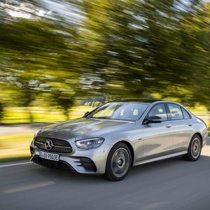 Mercedes kombiniert in der E-Klasse Benziner und E-Motor.(Bild:  Daimler)