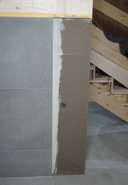 (Unter den grauen Fliesen in den Sanitäranlagen sowie im Eingangsbereich wurden die „BP Bauplatten“ verbaut. Der Leichtfliesenkleber „Multistar“ bildet den Untergrund für den Fliesenbelag. Foto: Botament)