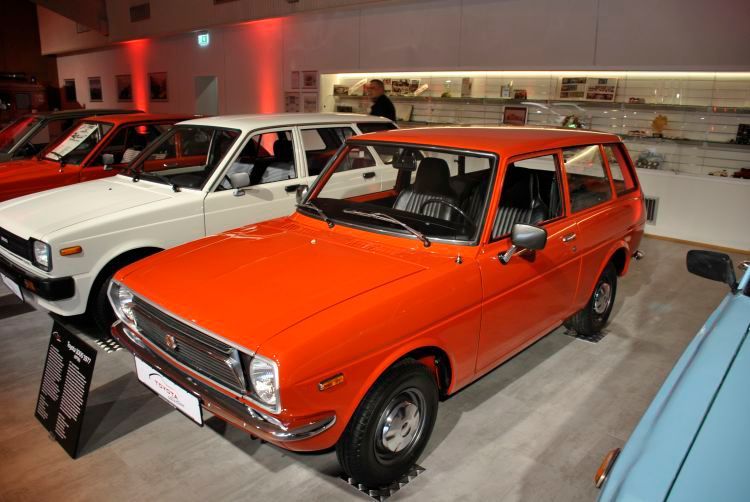 In den Siebzigern rar, heute unbekannt: Ein Toyota 1000 von 1977 in seltener Kombiausführung. Und bereits serienmäßig mit Wärmschutzverglasung, Sicherheitskopfstützen und Radio. (Bild: Dominsky)