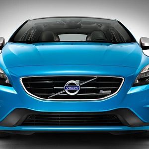 Hinter dieser Front könnte sich die Basismotorisierung verbergen: 87 KW/115 PS aus einem Vierzylinder-Diesel. Oder aber der bei Volvos R-Modellen bekannte T5. Der Turbo-Reihenfünfzylinder leistet 187 KW/254 PS und vermutlich deutlich mehr Fahrfreude.