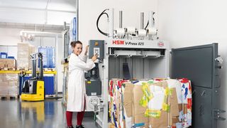 Die Vertikalballenpresse HSM V-Press 825 Plus produziert bis zu 280 kg schwere Ballen, die bequem per Palette abtransportiert werden können. (HSM)