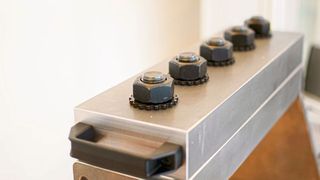 Kopfarbeit: Damit die Schraubverbindung auch hält, was gefordert ist, sollte man sich nicht immer auf vermeintlich gesichertes Allgemeinwissen verlassen, denn hinter der Schraubtechnik steckt oft mehr Know-how als erwartet. (AdSV)