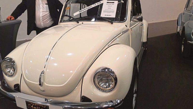 Lieber neu als restauriert? Dann müssen Sie 89.900 Euro für dieses Käfer Cabrio von 1979 auf den Tisch legen. Kilometerstand: 76. (Bild: Dominsky – VCG)