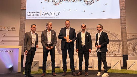 Die IfA-Professoren Stefan Reindl (re.) und Benedikt Maier (li.) gratulierten den Hahn-Verantwortlichen zum Gewinn des TopCareer Awards. Die IfA-Professoren Stefan Reindl (re.) und Benedikt Maier (li.) gratulierten den Hahn-Verantwortlichen zum Gewinn des TopCareer Awards.