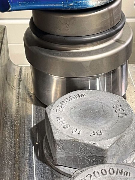 Die M72 HV-Schrauben mit ihrer Zink-Lamellenbeschichtung erhalten mit dem HY.56 Schmierstoff zusätzliche Schmierung, der einen definierteren Reibwert gewährleistet. (Bild: Hytorc)