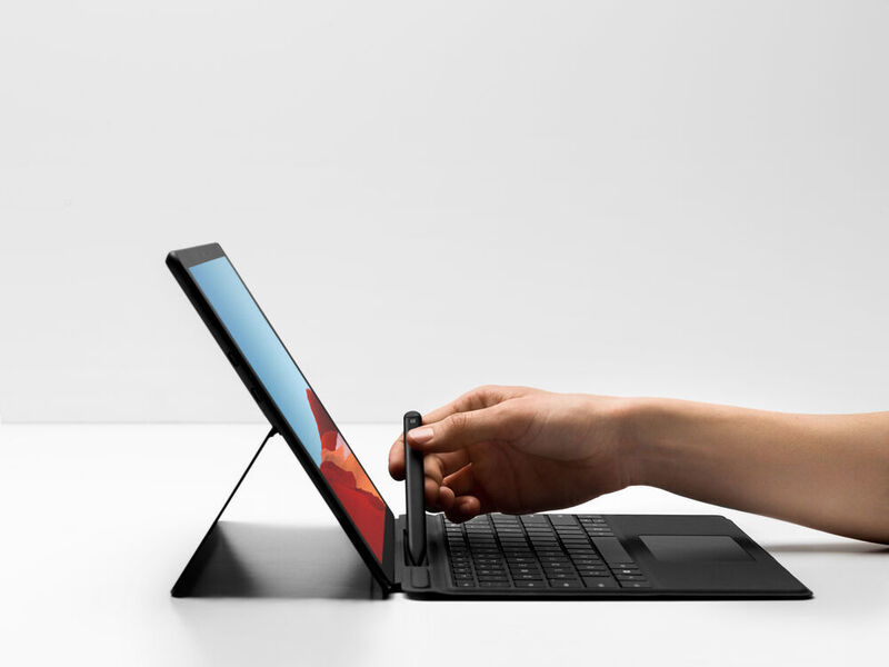 Mit einer Höhe von nur 7,3 Millimetern ist das Surface Pro X der schlankeste 2-in-1-Laptop im Microsoft-Portfolio. Dank des geringen Gewichts ab 774 g und einem 13-Zoll-Touchscreen eignet sich das Pro X für die Arbeit von unterwegs. (Microsoft)