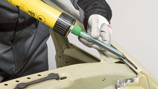 Erleidet ein Fahrzeug mit lasergelöteter Dachaußenhaut einen Hagelschaden, kann die Erneuerung der Außenhaut durch Kleben der geeignete Reparaturweg sein.  (Bild: Henkel)
