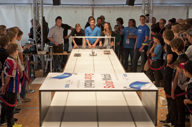 Beim Finale 2014 in Dortmund schickten die Teilnehmer ihre selbst konstruierten Solarmodellfahrzeuge ins Rennen und maßen sich in Geschwindigkeit und Kreativität. (Bild: VDE)
