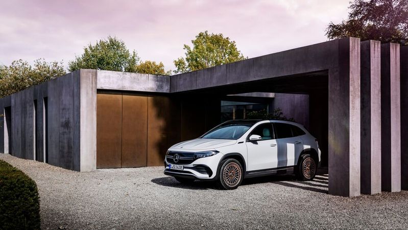 Wegen erhöhter Brandgefahr der Hochvoltbatterie soll der Mercedes EQA nur noch draußen geparkt werden, bis die Batterie ausgetauscht ist. Für das LG Frankfurt (Oder) ist das ein Sachmangel.(Bild:  © Mercedes-Benz AG)