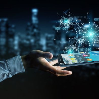 Der Schritt von einzelnen KI-Use-Cases zu einem strukturierten Betriebsmodell entscheidet über Skalierung, Effizienz und langfristige Wirtschaftlichkeit. (Bild: © sdecoret - stock.adobe.com)