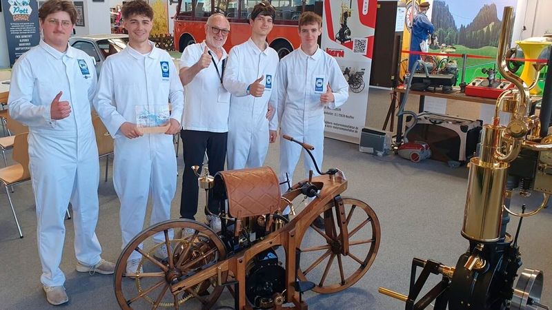 Die Kfz-Innung Region Stuttgart hat auf der Klassikwelt Bodensee den aktuellen Stand der landesweiten Zusatzqualifikation „Young- und Oldtimertechnik“ vorgestellt. (Bild:  Kfz-Innung Stuttgart)