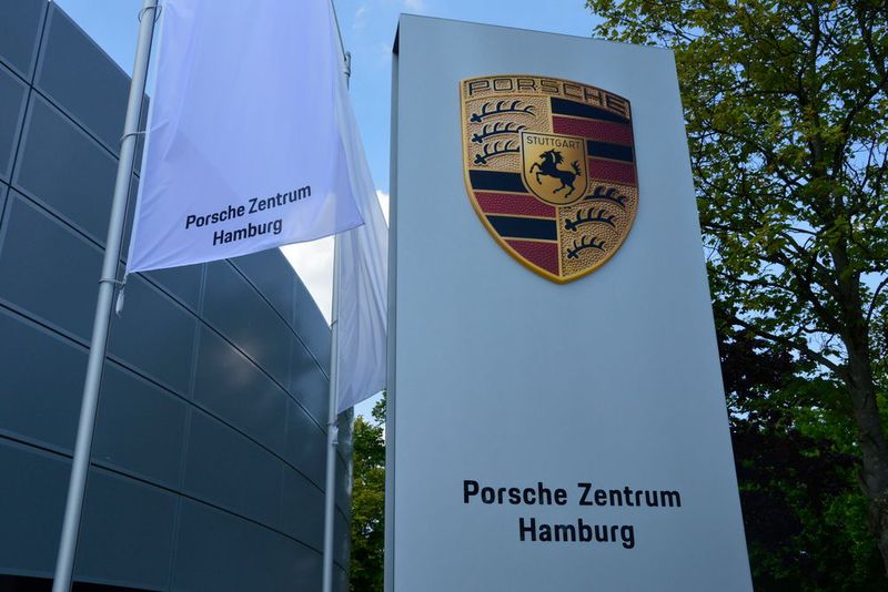 Das innenstadtnahe Porsche-Zentrum Hamburg feierte in dieser Woche... (Bild: Achter/»kfz-betrieb«)