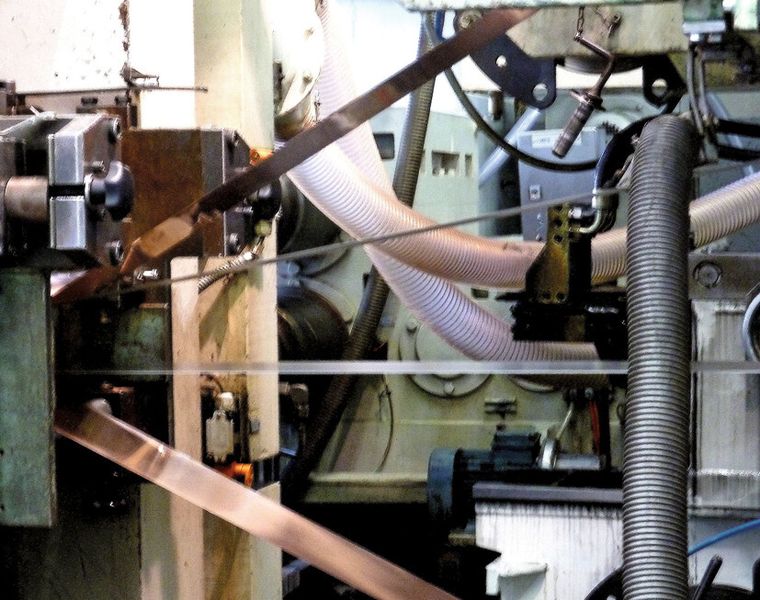 Heraeus ist unter anderem Spezialist für walzplattierte Bänder. Dabei werden zwei oder auch mehrere unterschiedliche Materialien in einer Walzanlage zusammengeführt und dort unter bestimmten Drücken miteinander verbunden. (Bild: Kuhn)
