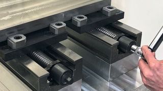 Kombinieren für grosse Werkstücke: Auf einer Adapter­platte mit Konsolen montierte Einfachspanner S2 spannen mit Pendel­backen zuverlässig bei  hohen Haltekräften.  (Gressel AG)