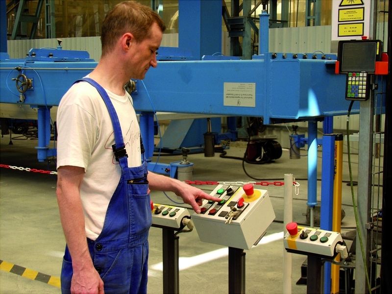 Über die kompakte Bedieneinheit wird die komplette Roboterschweißanlage gesteuert. (Archiv: Vogel Business Media)