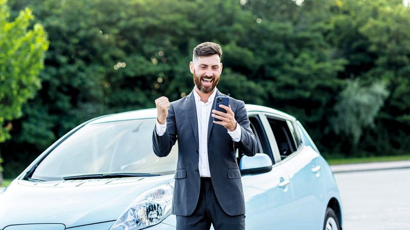 Autosuchprogramme liefern neue Fahrzeugangebote direkt aufs Smartphone.(Bild:  © Liubomir - adobe.stock.com)