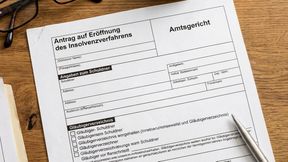 Die Moldtecs GmbH hatte im Frühjahr 2026 Insolvenz angemeldet. Nur ein Teil des Zulieferers kann weiterbestehen. (Bild: KI-generiert)